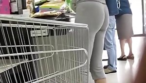 Girl pushing her cart got a sexy ass