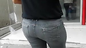 Nice round ass mature woman