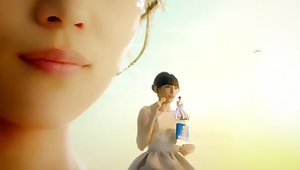 Japanese giantess crisps ad