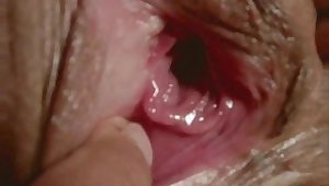 fingering mature cunt-view into the inside close-up